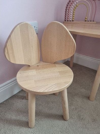 kids table and chair