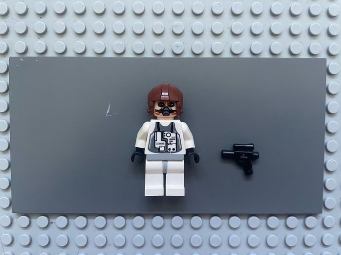 lego Star Wars sw0153 Ten Numb minifigure- White Pilot Suit, Light Nougat Head, Aviator Helmet