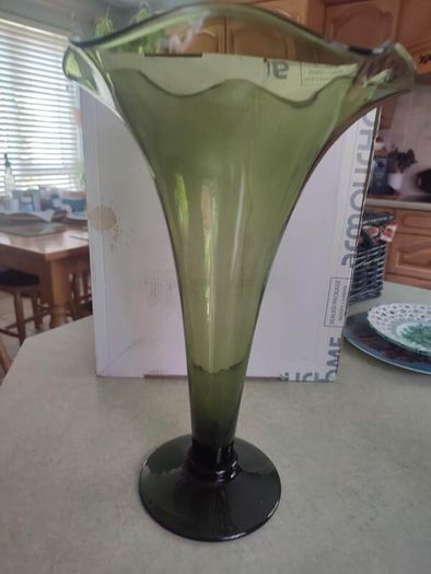 1920 Vintage Stuart GREEN Crystal Trumpet Vase STAMPED ON BEASE,