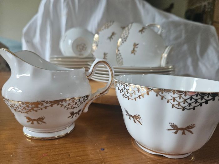 Fine bone China teaset Royal Tara gold white gilded 21 piece set
