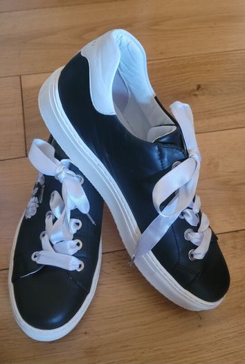 Bugatti Ladies Trainers Black with Embroidered Flowers Size 7 UK EU 40