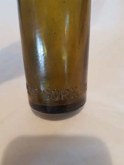 Woodford bourne co Ltd cork bottle,,little chip on rim see condition,,collectors item, price includes post to anywhere in ireland thank you,take as is.
