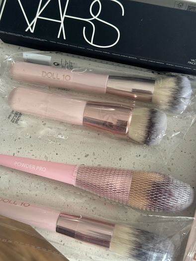 Face makeup brushes
