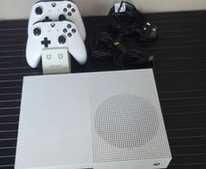 Xbox One S Console Bundle - 500GB, 2 Controllers, Venom Twin Charging Dock & Cables