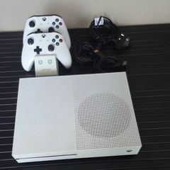 Xbox One S Console Bundle - 500GB, 2 Controllers, Venom Twin Charging Dock & Cables
