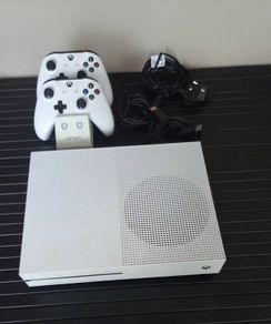 Xbox One S Console Bundle - 500GB, 2 Controllers, Venom Twin Charging Dock & Cables