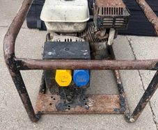 Taskman G2700HNP 2.7kVA dual-voltage petrol generator, powered by a Honda GX160 engine, with 110V and 230V sockets