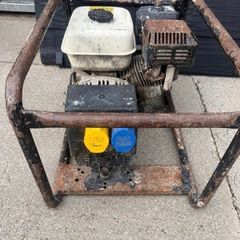 Taskman G2700HNP 2.7kVA dual-voltage petrol generator, powered by a Honda GX160 engine, with 110V and 230V sockets