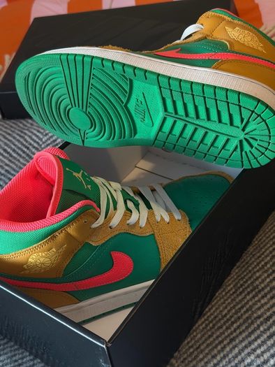 Nike Air Jordan 1 Mid "Wheat and Water Melon"
