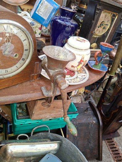 Old Table Top Harper Manual Meat Mincer. Postage Available or Collection, It is designed for grinding meat to make products such as sausages, burgers, or meatloaf.The cast iron body