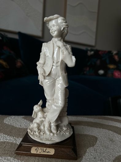 Vintage 1985 CAPODIMONTE porcelain figurine