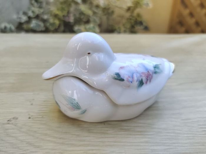 Aynsley "Little Sweetheart" trinket boxes figures
