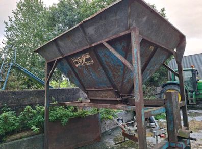 Sprayer/beet chopper/front reeler
