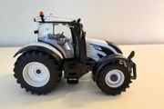 Britains 43215 Valtra T254 Versu Silver