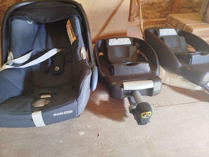 Maxi Cosi Cabriofix Infant Car Seat with 2 Isofix Bases