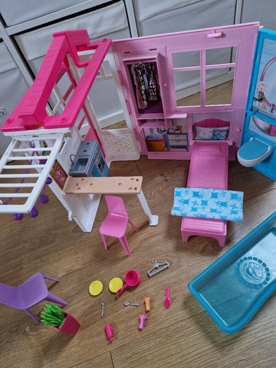 Barbie Fold and Go House