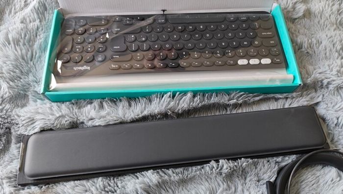 Logitech Bundle Mouse Keyboard Headphones Webcam Palm Rest