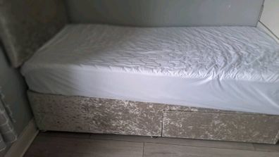 2 single divan beds with matresses