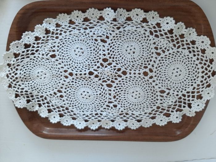 vintage retro tray with large doilies +2 small