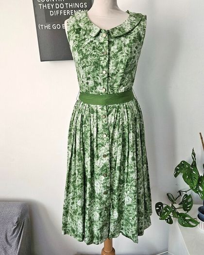 Vintage 1950s 1960s green floral cotton tea dress handmade feminine summer S 8 10