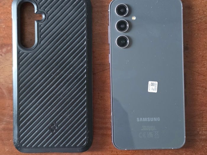 Samsung Galaxy S23 FE + Spigen Case, Mint condition