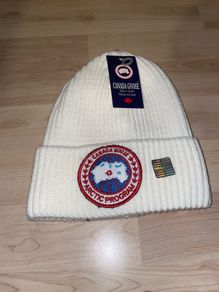 Fake Canada Goose beanie cream