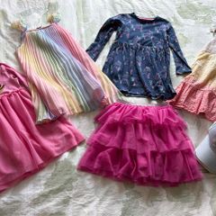 8 girls dresses & 1 skirt 5-6 Y in mint condition