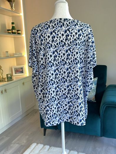 Ladies Blue & White Short Sleeved Top from Dunnes Stores. Size UK 24-26 / EU 52-54