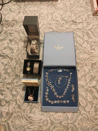 Sterling silver jewellery set plus newbridge pendant and 3 watches like new