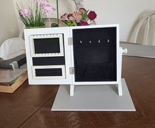 Jewellery box with mirror
