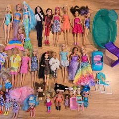 Large set of Barbie dolls.