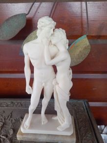 Venus and Adonis sculpture in alabaster resin on marble. D18 post 7e