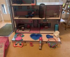 LOL doll house & bits and pieces