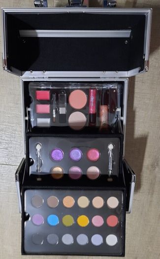 brand new make up set
