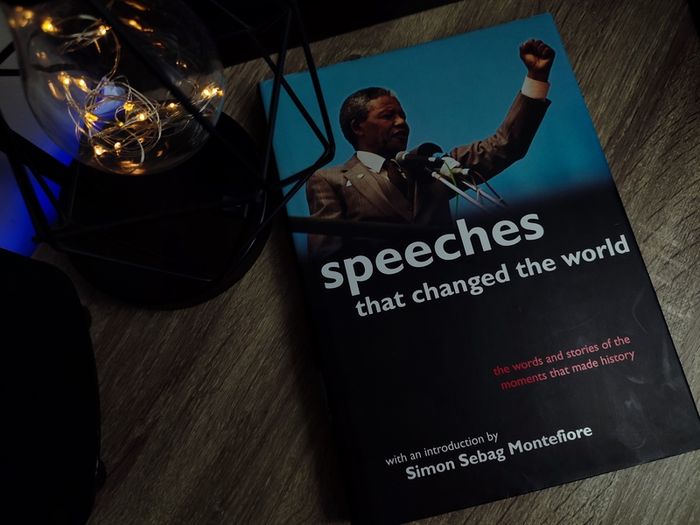 Speeches That Changed The World ! The Words and Stories that Changed The History ! CD Included ! 2005 ! by Quercus Books !