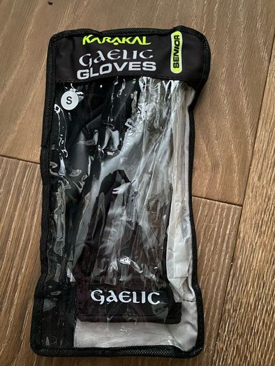 Gaelic Football Gloves Senior S Karakal BNIB