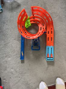 Bundle of Hot wheels ,  2 tracks