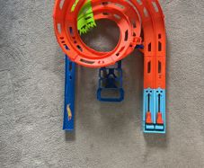 Bundle of Hot wheels ,  2 tracks