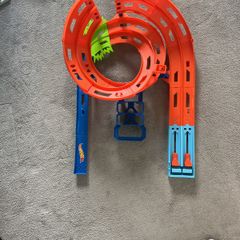 Bundle of Hot wheels ,  2 tracks
