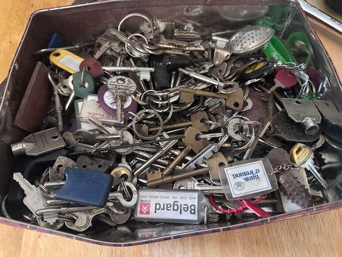 Tin over vintage/retro/modern  keys