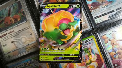 Appletun V ! Ultra Rare ! From Fusion Strike Set ! 2021 ! Pokemon Card !
