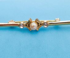 Vintage gold tone faux pearl bar brooch