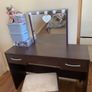 vanity table with lights and chair Image 3