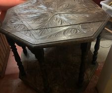 Vintage Solid Oak ANTIQUE TABLE in sound condition Diameter of tabletop 100cm