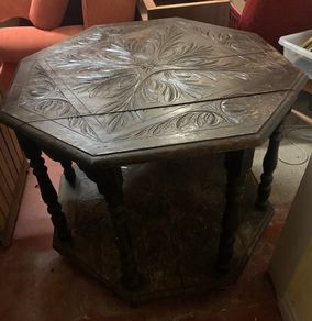 Vintage Solid Oak ANTIQUE TABLE in sound condition Diameter of tabletop 100cm