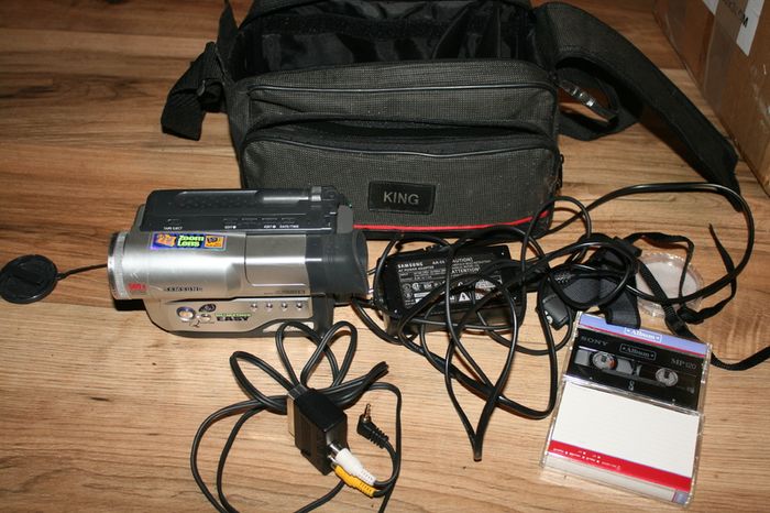 Samsung VP-W60 PAL 8 8mm Video Camera Kit 500x digital zoom (in working order)