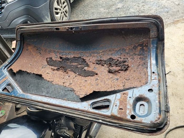Ford 100E Booth Lid