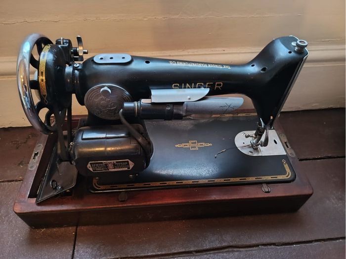 Vintage Singer Sewing Machine with Case