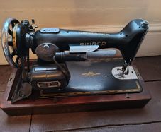 Vintage Singer Sewing Machine with Case
