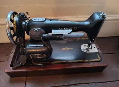 Vintage Singer Sewing Machine with Case